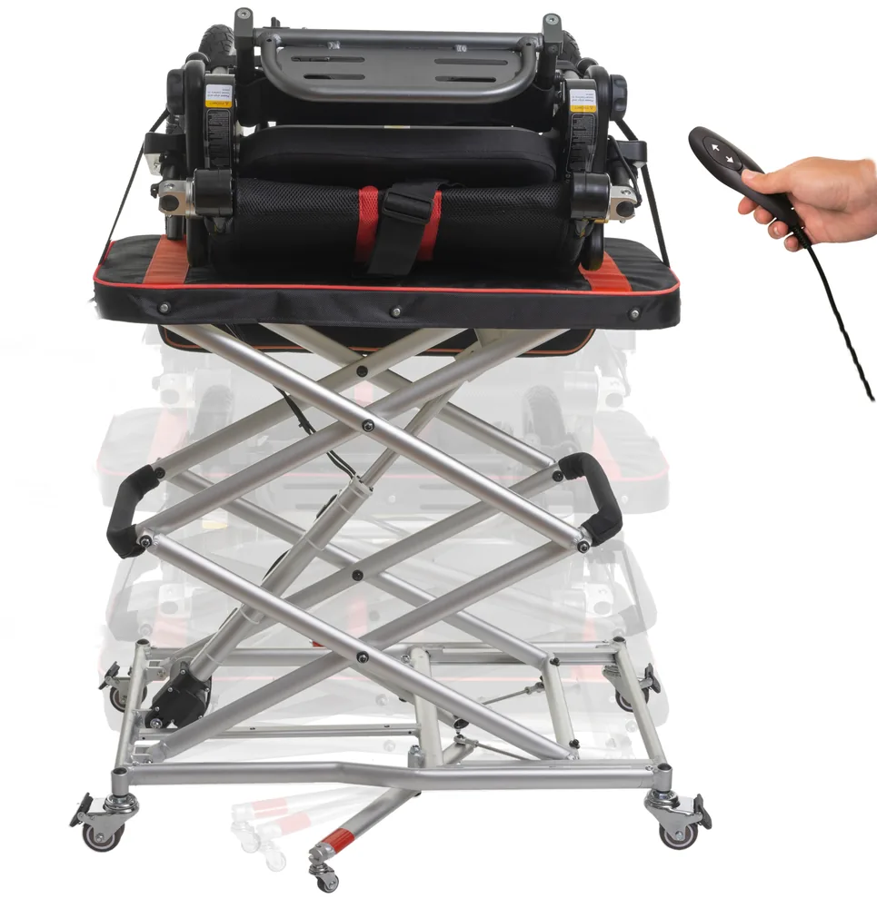 Elevador eléctrico Zeus de Wellell subiendo una silla plegada con el mando