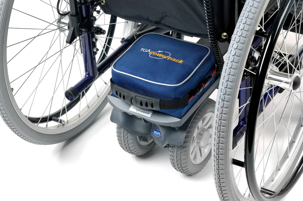 Motor de ayuda TGA Powerpack Duo instalado en una silla de ruedas manual