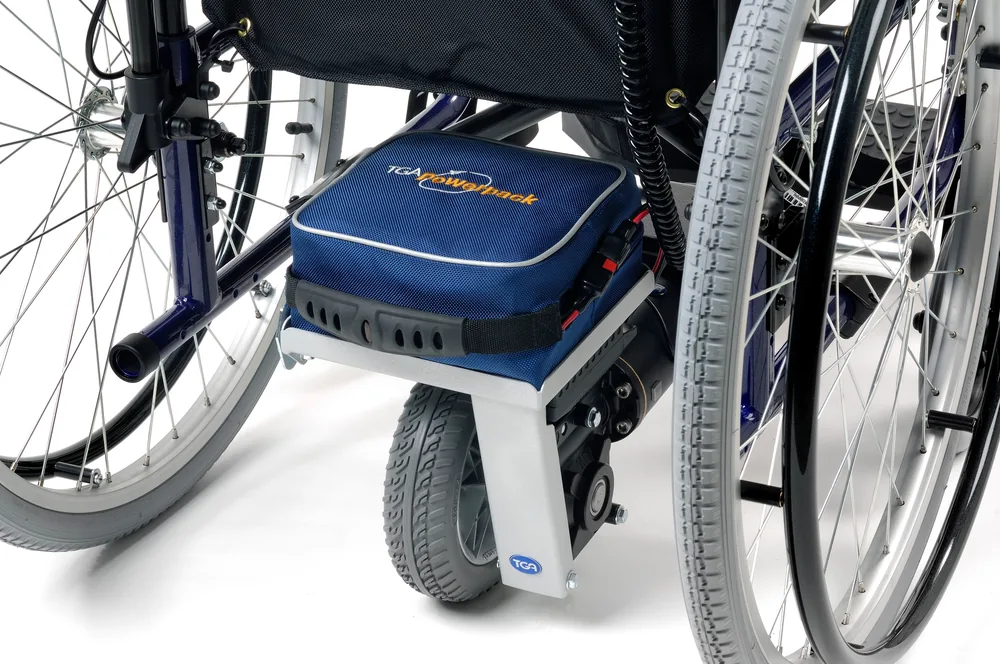 Motor de ayuda TGA Powerpack Solo de una rueda instalado en una silla de ruedas