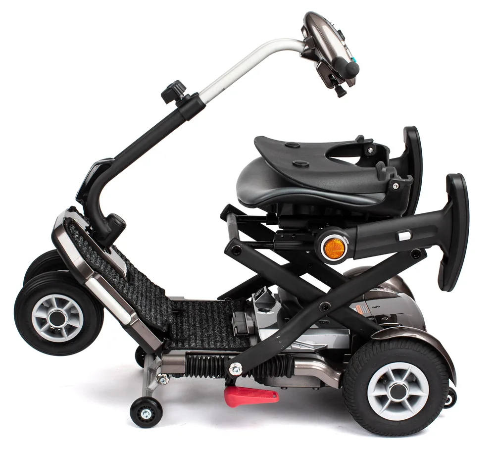 Scooter I-Brio Plus de Wellell durante el plegado con pedal