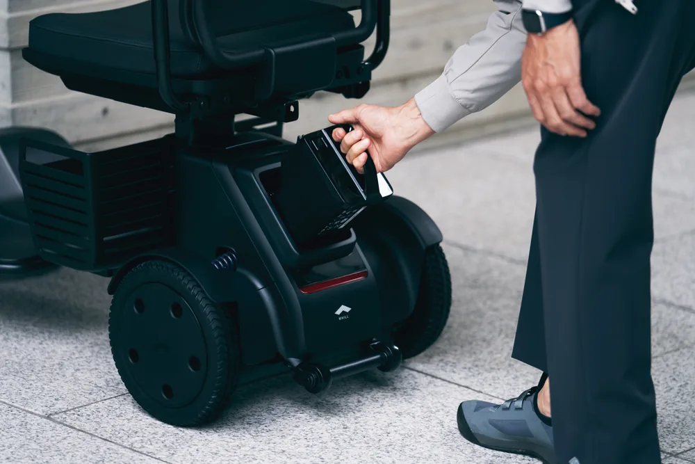 Extracción de la batería del scooter eléctrico WHILL Model R