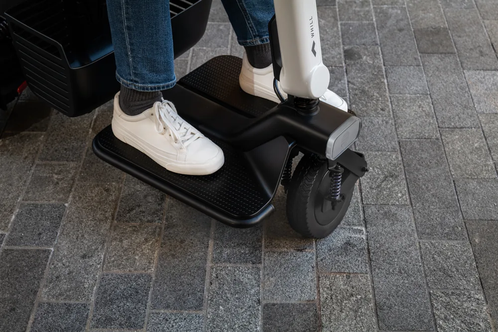 Rueda delantera y plataforma del scooter WHILL Model R de 3 ruedas