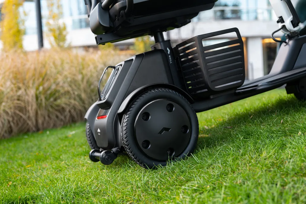 Rueda trasera y suspensión del scooter WHILL Model R de 3 ruedas