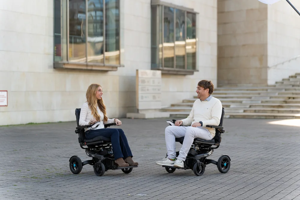 Dos personas conversando en sillas I-Explorer Noa y Noa Compact de Wellell