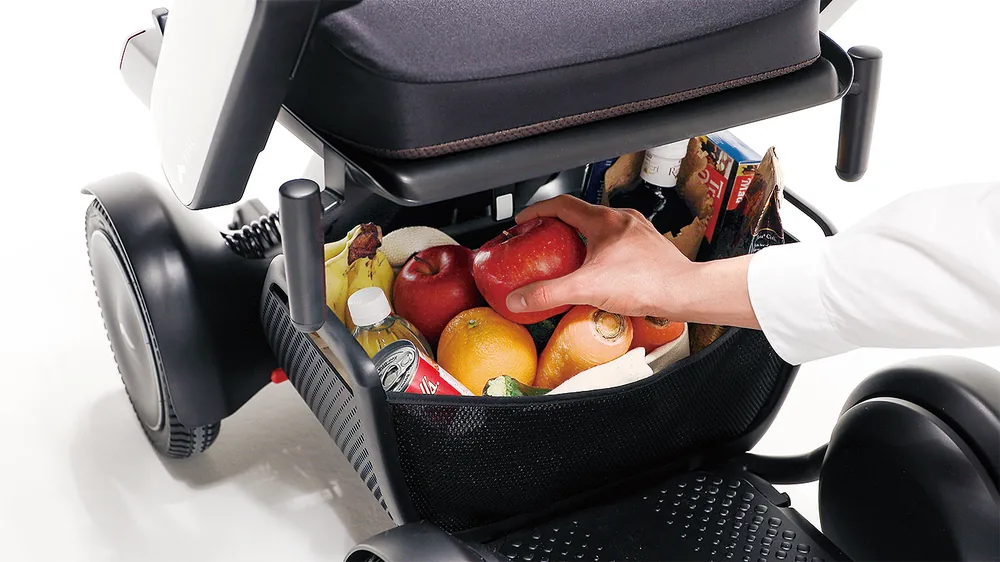 Cesta bajo el asiento de la silla WHILL Model C2 con la compra