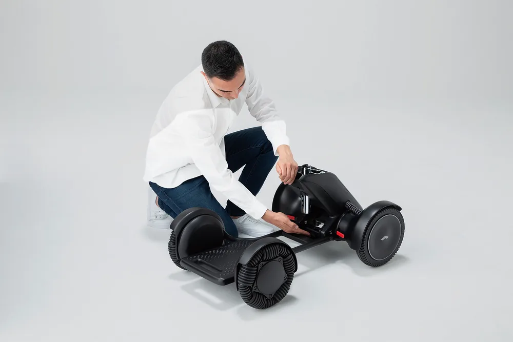 Hombre desmontando la silla de ruedas eléctrica WHILL Model C2