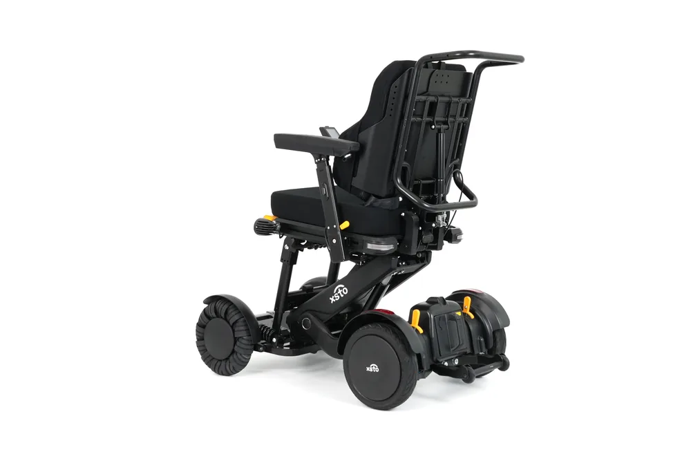 Silla de ruedas eléctrica XSTO M4, vista trasera de tres cuartos