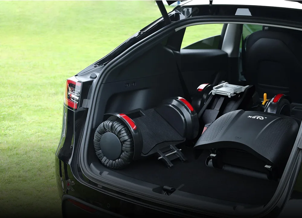 Silla de ruedas eléctrica XSTO M4 desmontada dentro de un maletero